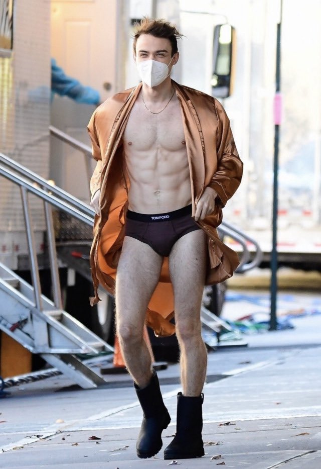 ModellingFaux's tweet image. Walking on sunshine, baby.