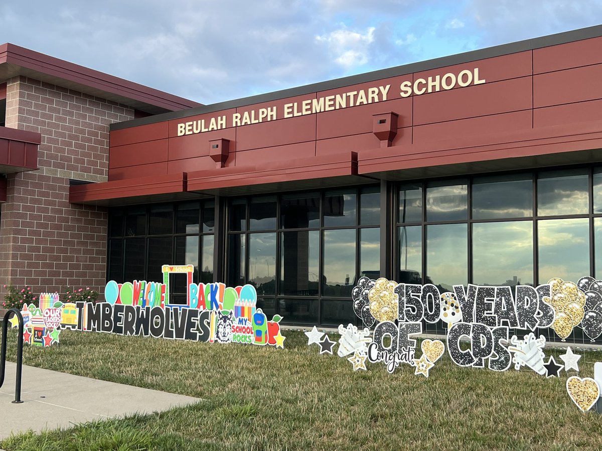CPSDrWoods's tweet photo. The first day is here @BeulahRalphElem!! Thank you to Suzette Waters (@SuzetteH2Os) and our PTA for helping pass out popsicles to celebrate 150 years of CPS! Its wonderful to have our Timberwolves back in the building! https://t.co/tIsJTDr35M