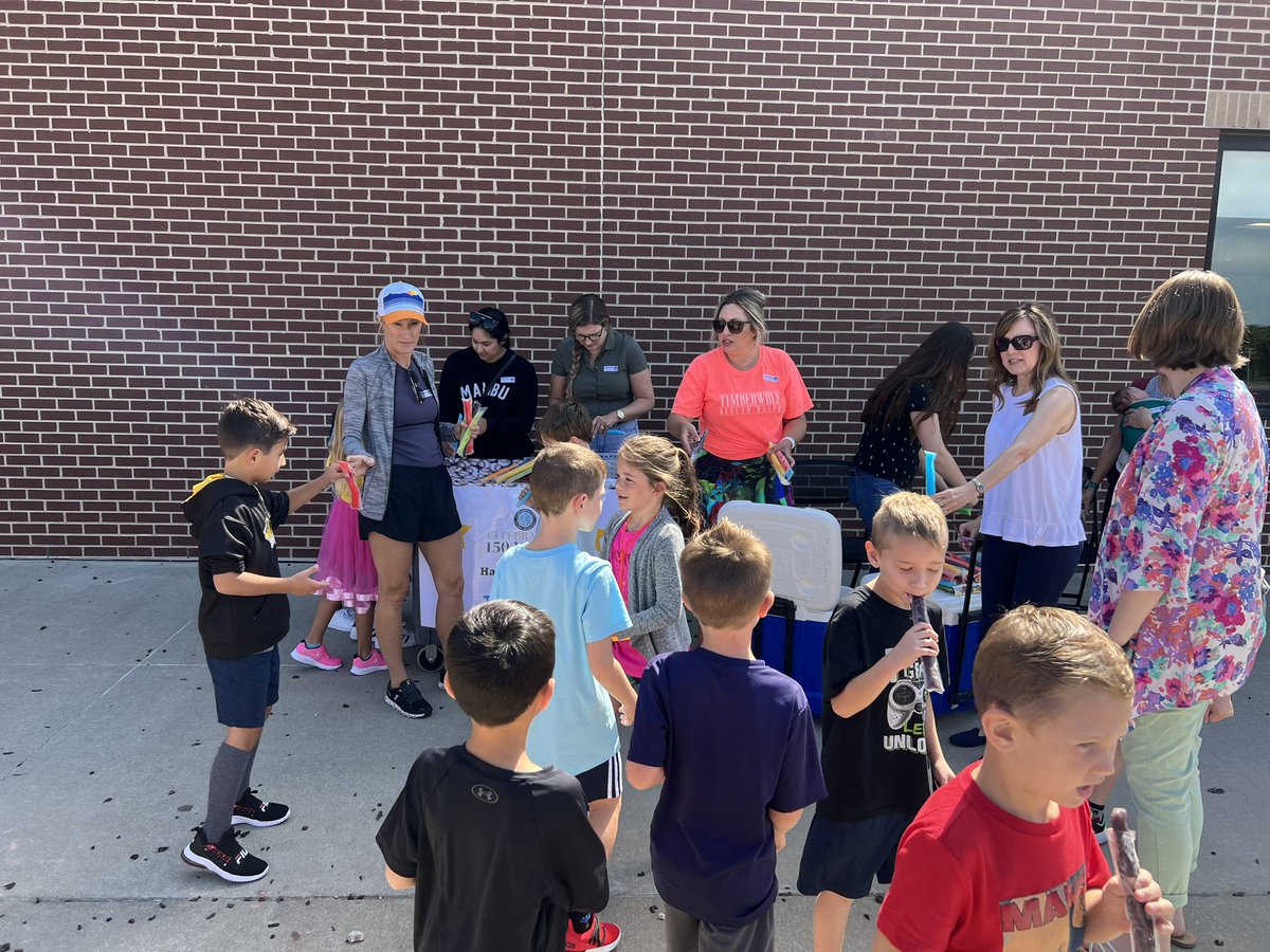 CPSDrWoods's tweet photo. The first day is here @BeulahRalphElem!! Thank you to Suzette Waters (@SuzetteH2Os) and our PTA for helping pass out popsicles to celebrate 150 years of CPS! Its wonderful to have our Timberwolves back in the building! https://t.co/tIsJTDr35M