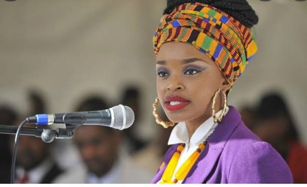 Yhooo this Zoleka Mandela lady has always been facing  so many adversities over the years ,From surviving breast cancer twice, drug addiction,GBV , Alcohol addiction and loosing two children through death a year apart and now having bone cancer...geeze its alot.I wish her well♥️