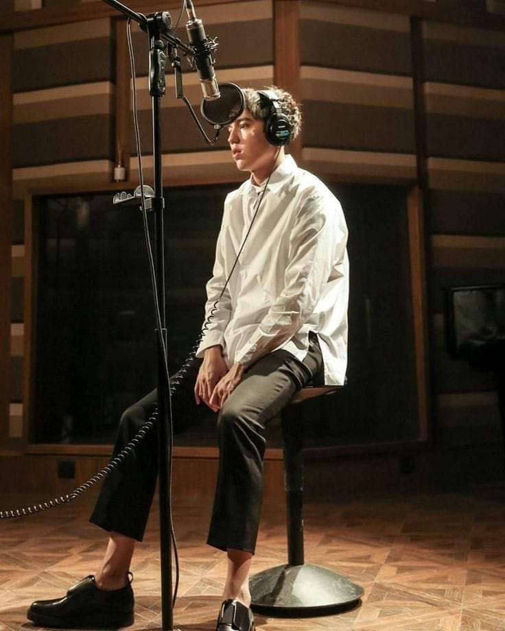 DearMayganMJFan's tweet photo. 📸Dimash in the studio! Awesome Pic!
Note the higher up black pants and black loafers, things MJ was known for. Dressing like his Idol inspires him. 😊❤️
#BeWithMe #FlyAway #Dimash_Okey ❤️ https://t.co/oZQdPkxzdJ