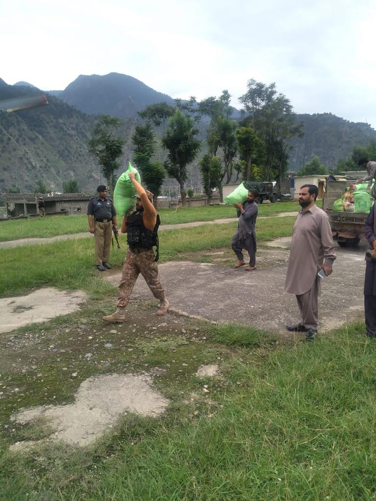 iizazalii's tweet photo. پاک فوج کے MI-17 ہیلی کاپٹر نے پتن سے ایک چکر لگایا اور سیلاب سے متاثرہ لوگوں کی سہولت کے لیے اوچھر وادی میں راشن پہنچایا۔ ہیلی کاپٹر نے 1500 کلو گرام راشن پہنچایا، کل 50 راشن پیک تھے، ہر راشن پیک میں 1 بوری آٹے اور 1 بوری راشن ہوتی تھی۔

 #PakArmySavingNation https://t.co/gAglrHplIS