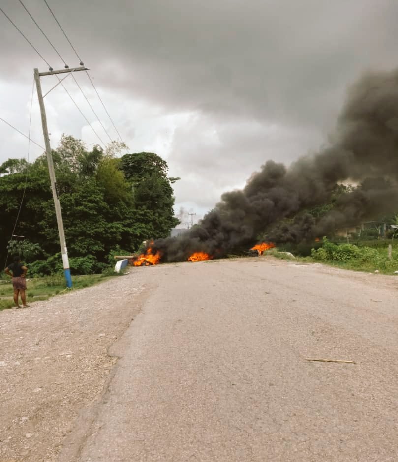 JabinPhontus's tweet photo. Barricades enflammées sur la route de #Torbeck dans le #Sud. La tension s'accentue. https://t.co/lMQt2ycscP