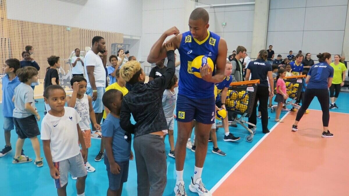 leparisien_93's tweet photo. «Ça sent déjà les JO» : à deux ans des Jeux, les volleyeurs brésiliens prennent leurs marques à Saint-Ouen
➡️ https://t.co/6b8FuiJk7H https://t.co/r10jy5bRjN
