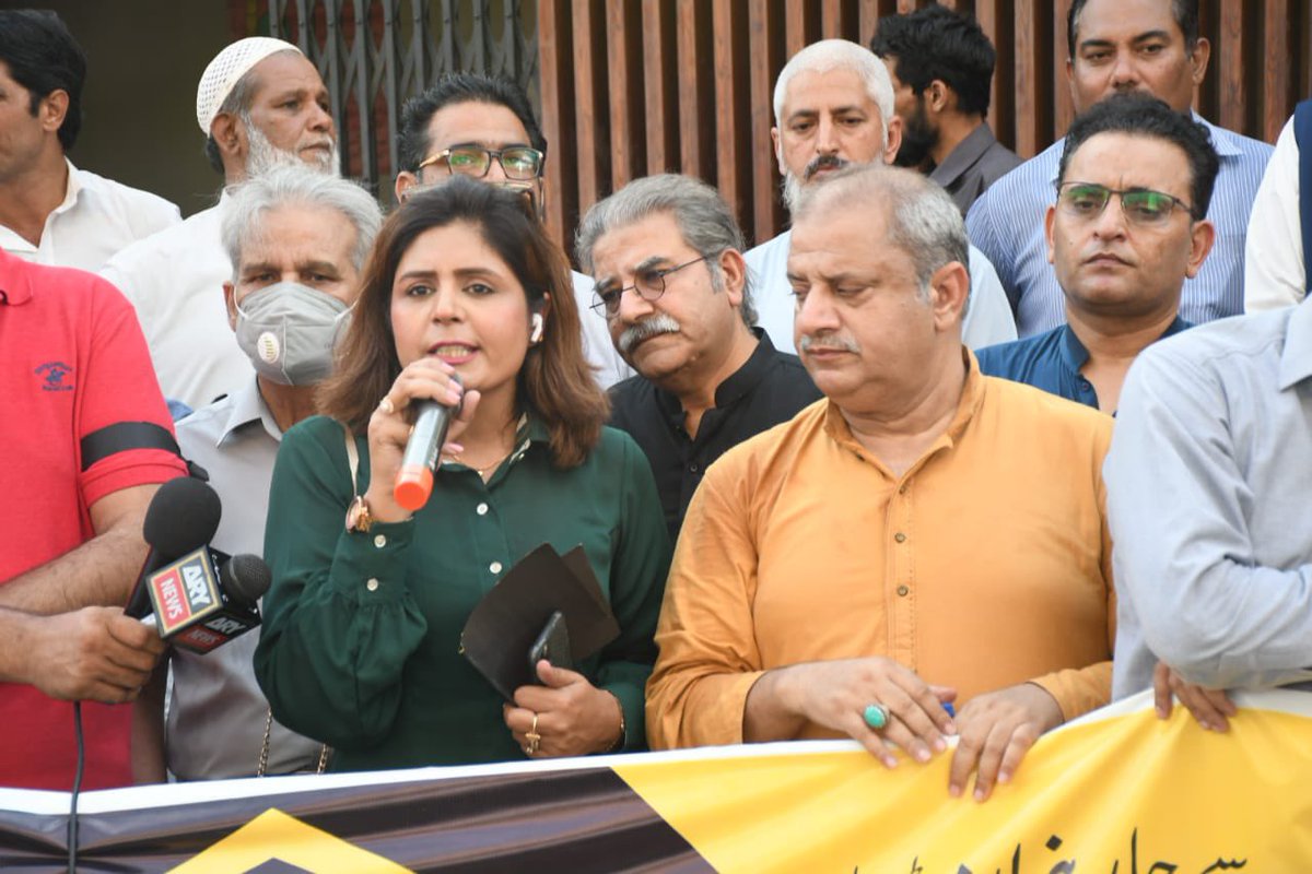 Nayyer_Aliz's tweet photo. #ARYNews کی بندش کےخلاف پاکستان فیڈرل یونین آف جرنلسٹس کی کال پر #RIUJ نےیوم سیاہ منایا

صحافیوں نے @ARYNEWSOFFICIAL کی بحالی کیلئےریلی،احتجاجی مظاہرہ کیا

ARYکے چار ہزارورکرز کےحقوق کیکئےجدوجہد جاری رکھنے کا عزم!
@pfujpakistan @Afzalbutt01 @nzaidiii @NPCISBOFFICIAL #MainHoonARY https://t.co/lwNxQmYJpX