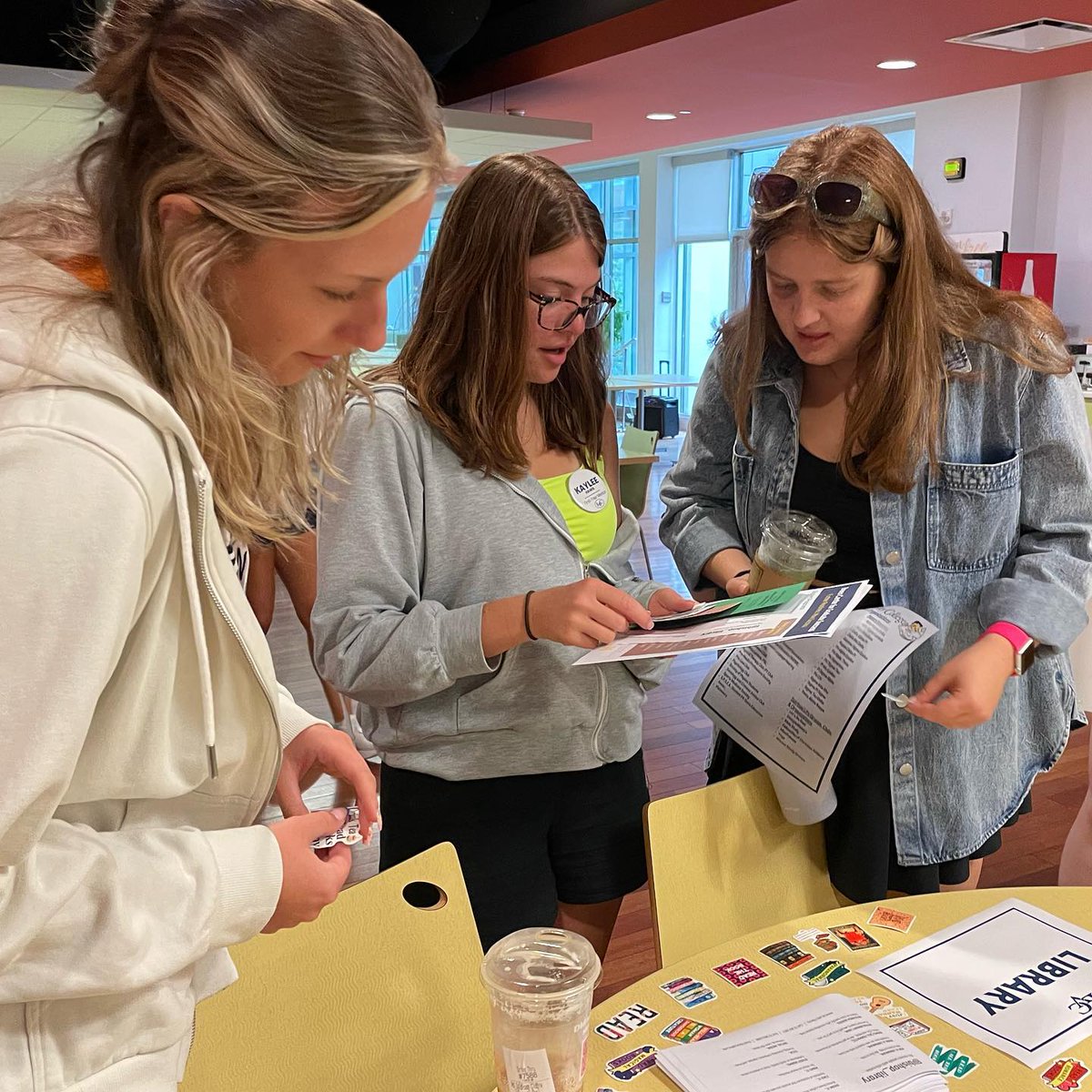bishop_library's tweet image. We are back. First year mentors and resident assistants lit up the Resources &amp;amp; Services Fair @LVC with their enthusiasm and energy for the library. 📚📖📓📕#backtoschool #backtocool