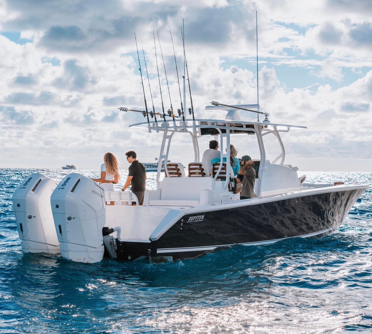 JupiterMarine's tweet photo. What makes the new #Jupiter40 different?
Equipped with Twin 600 Mercury Outboards is a start. The 40 is a fresh sleek take on our classic Jupiter look with the quality construction and ride that is standard for a Jupiter. With new modern-day technology the 40 is ready to impress. https://t.co/prHdNWkhK1