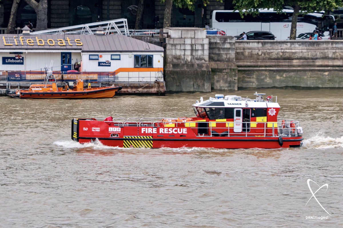 FSI_London's tweet photo. @LondonFire #Fireboat #LFBTanner @FireLambeth https://t.co/VUMihEIzpW