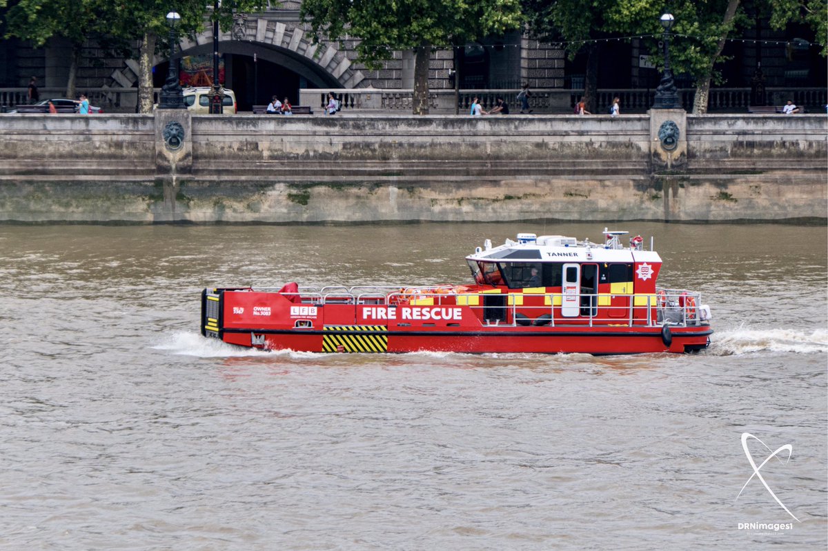 FSI_London's tweet photo. @LondonFire #Fireboat #LFBTanner @FireLambeth https://t.co/VUMihEIzpW
