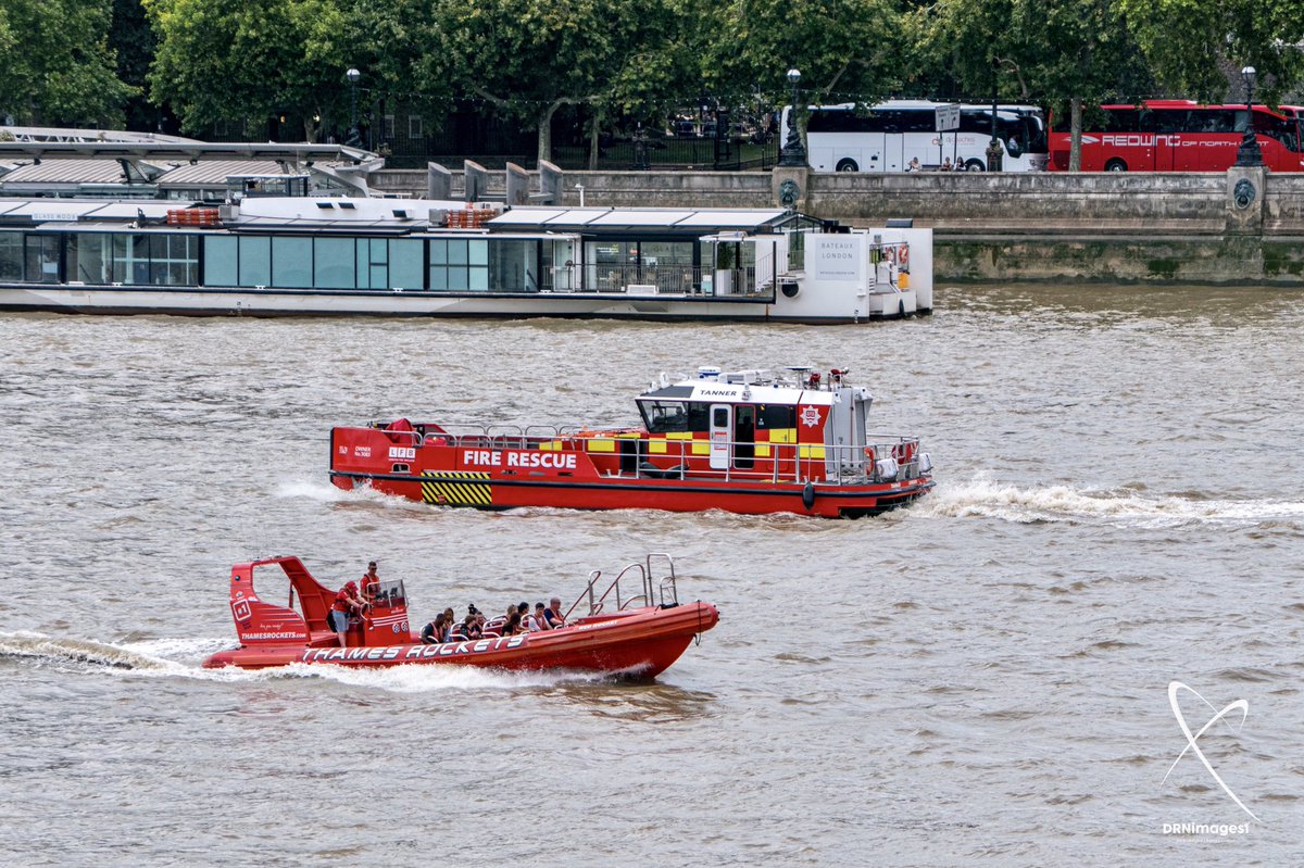 FSI_London's tweet photo. @LondonFire #Fireboat #LFBTanner @FireLambeth https://t.co/VUMihEIzpW