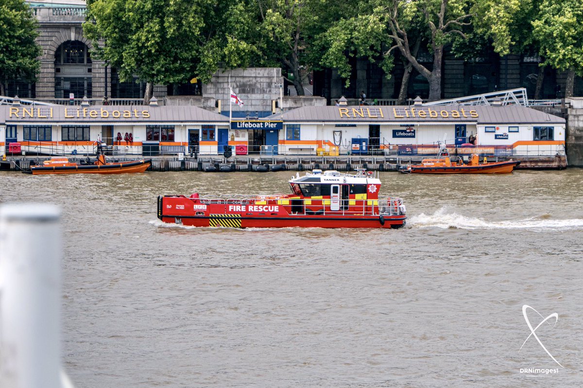FSI_London's tweet photo. @LondonFire #Fireboat #LFBTanner @FireLambeth https://t.co/VUMihEIzpW