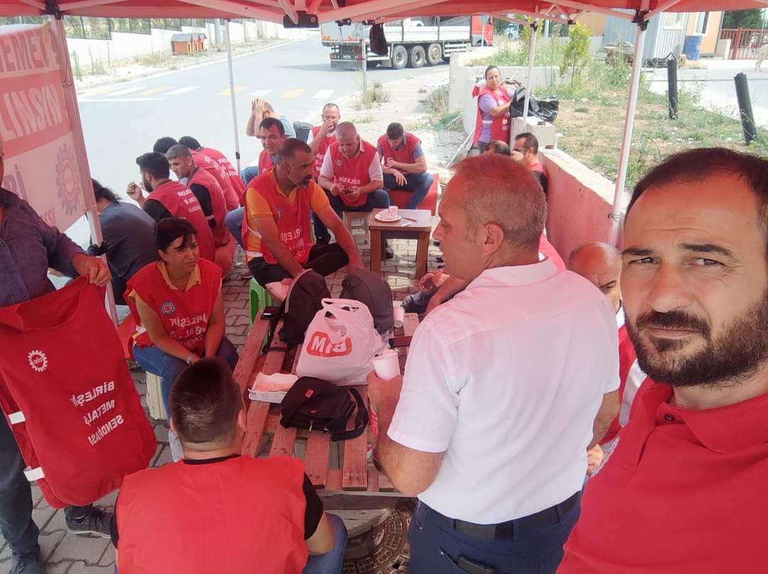BirlesikMetal's tweet photo. Gebze Şube Temsilciler Kurulu sonrasında Temsilcilerimiz #AsenMetal
Direniş alanına dayanışma ziyaretinde bulundular...
Asen Metal işçileri Yalnız Değildir...
#YaşasınSınıfDayanışması
#Direne #Direne #Kazanacağız. https://t.co/HWw3Qw4Cqx