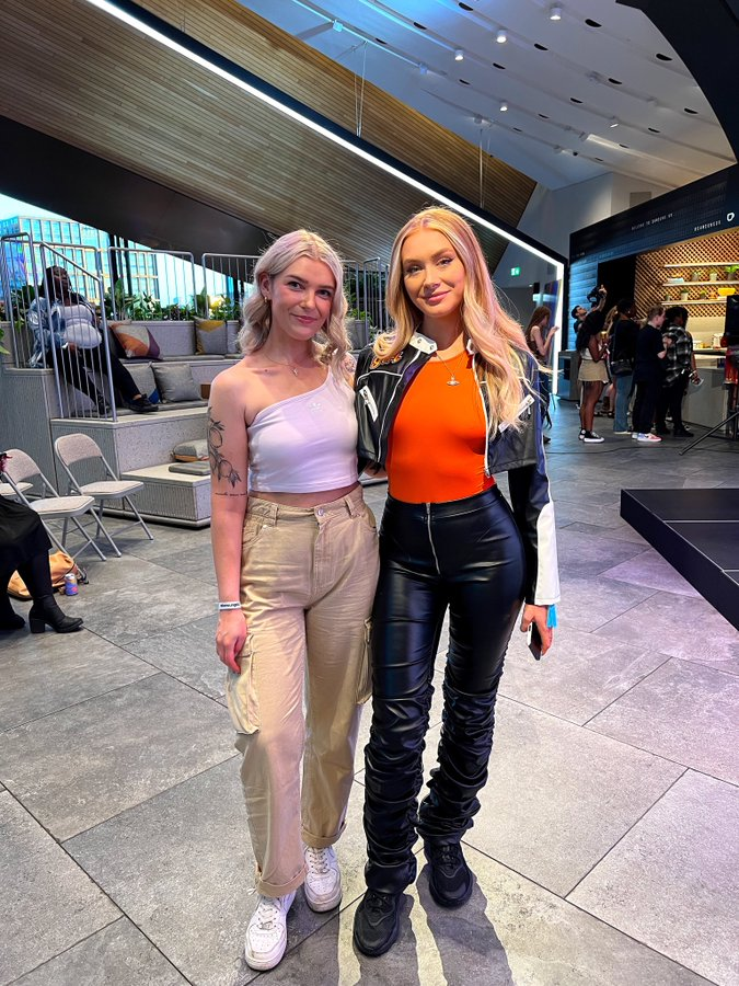 leveluplauren's tweet photo. .@elzthewitch just mentioned the moment @emmalition came up to Elz at @GGNIEvents and said Elz was the reason Emma started creating and how that also meant so much to Elz herself... I'm not crying you are..✨
@YouTube @YouTubeCreators #creator360 https://t.co/gV3k8I5JkZ