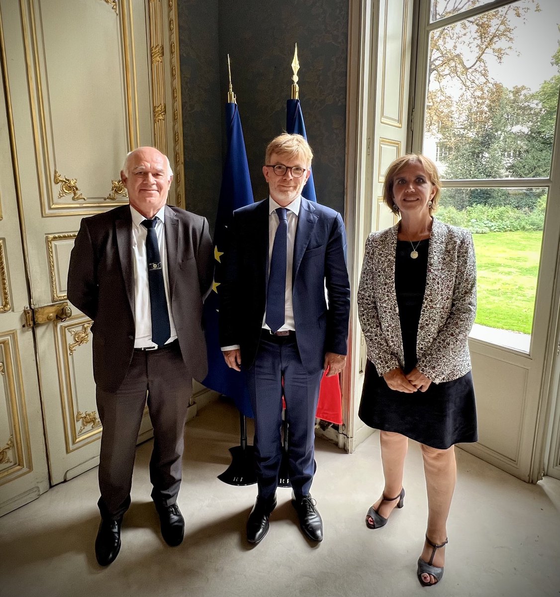 SNVEL_fr's tweet photo. Aujourd’hui le SNVEL a rencontré @MFesneau Ministre de l’agriculture pour échanger sur le rôle du #veterinaire au cœur de la #santeanimale et de la #securitealimentaire #maillage #bienetreanimal #animauxdecompagnie #animauxderente @E_Soubeyran @davenvt https://t.co/p2aNc1MWAE