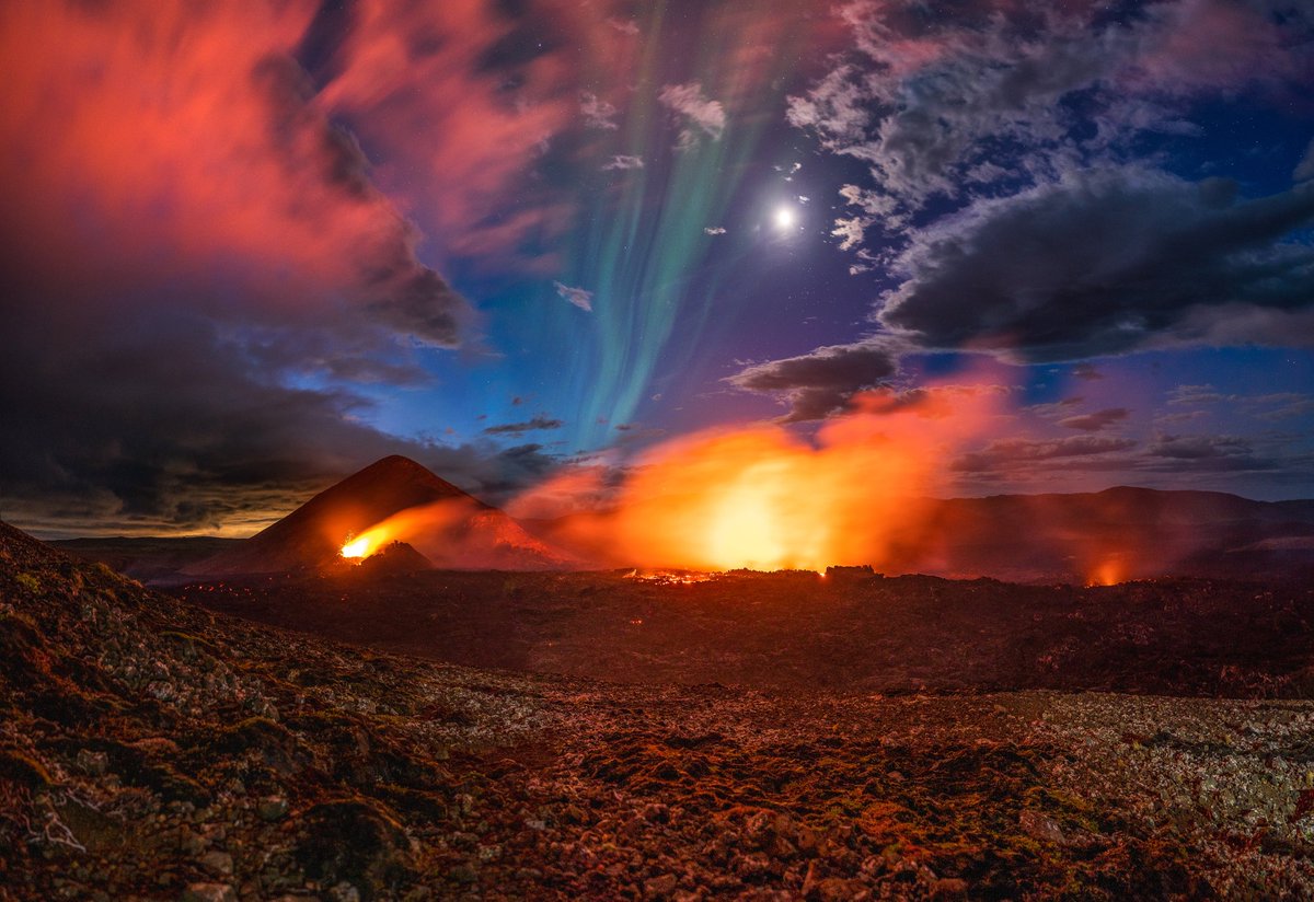 Eruption Vulcano, Aurora, Moon and clouds. This is Iceland. 
On a weekend trip w/ <a href="/Vertigohyeah/">V</a> 
#Iceland #Vulcano