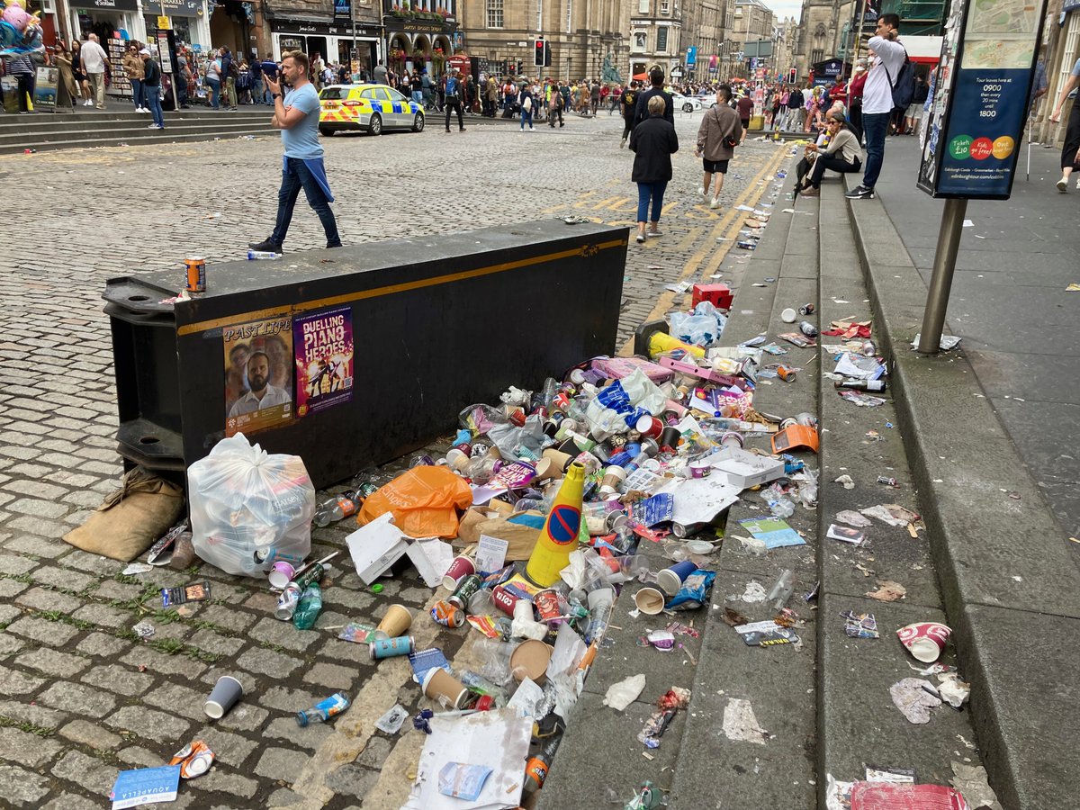 EdinLitterPicks's tweet image. Welcome to Edinburgh. (And yes - that's two people adding to the pile in the 2nd pic.)

@Edinburgh_CC #binstrike #edinburghbinstrike #litter #environment #plastic #singleuseplastic #bottledepositscheme #Edinburgh #EdinburghCouncil
