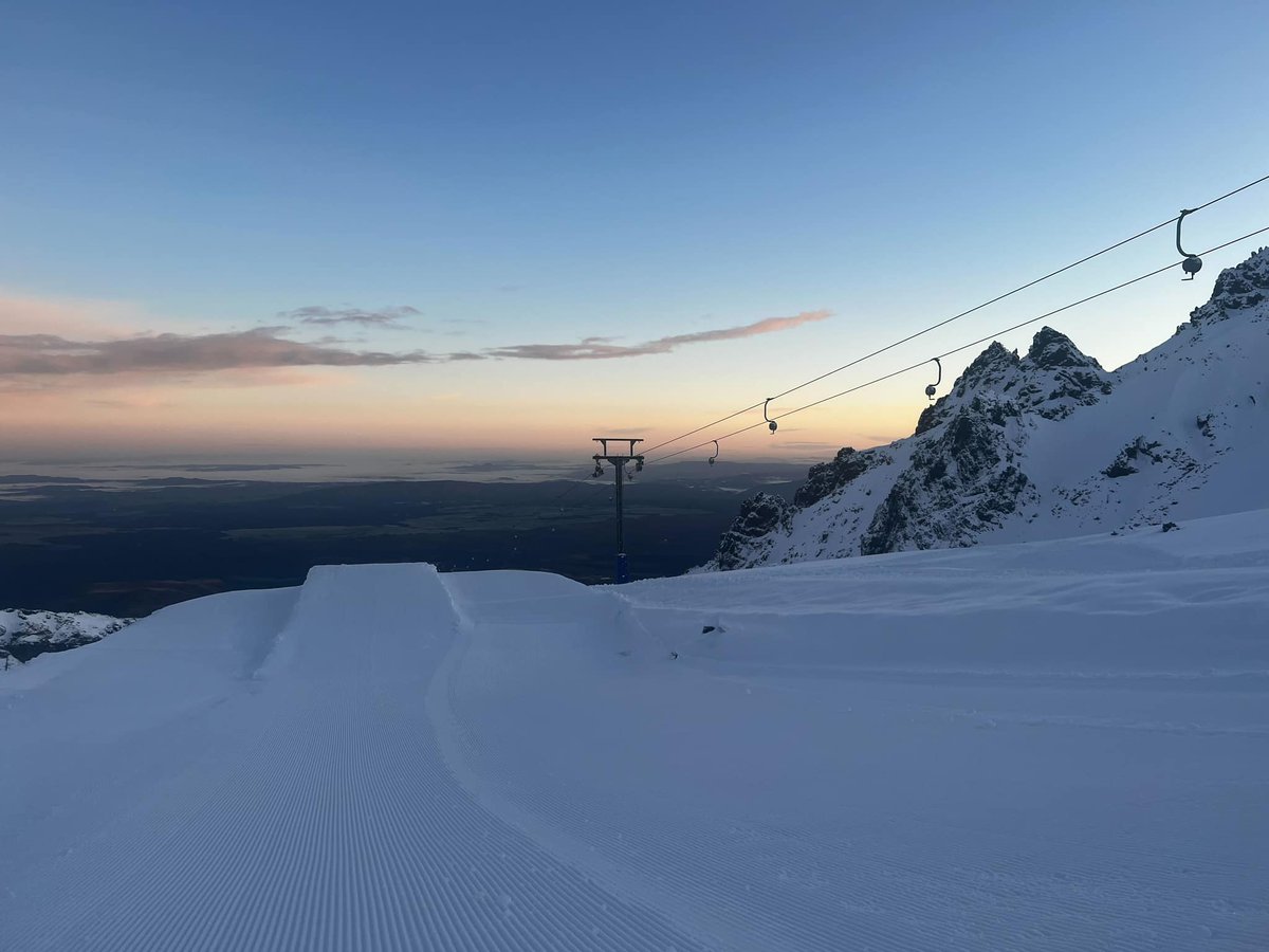 ParkRuapehu's tweet photo. The Magic Makers.

#ThankYourLocalGroomer

Mt Ruapehu groomers worked hard and got the Valley T back and open on Sunday!

📷 : Azza, taken Sunday morning https://t.co/CMOFWAEbBh