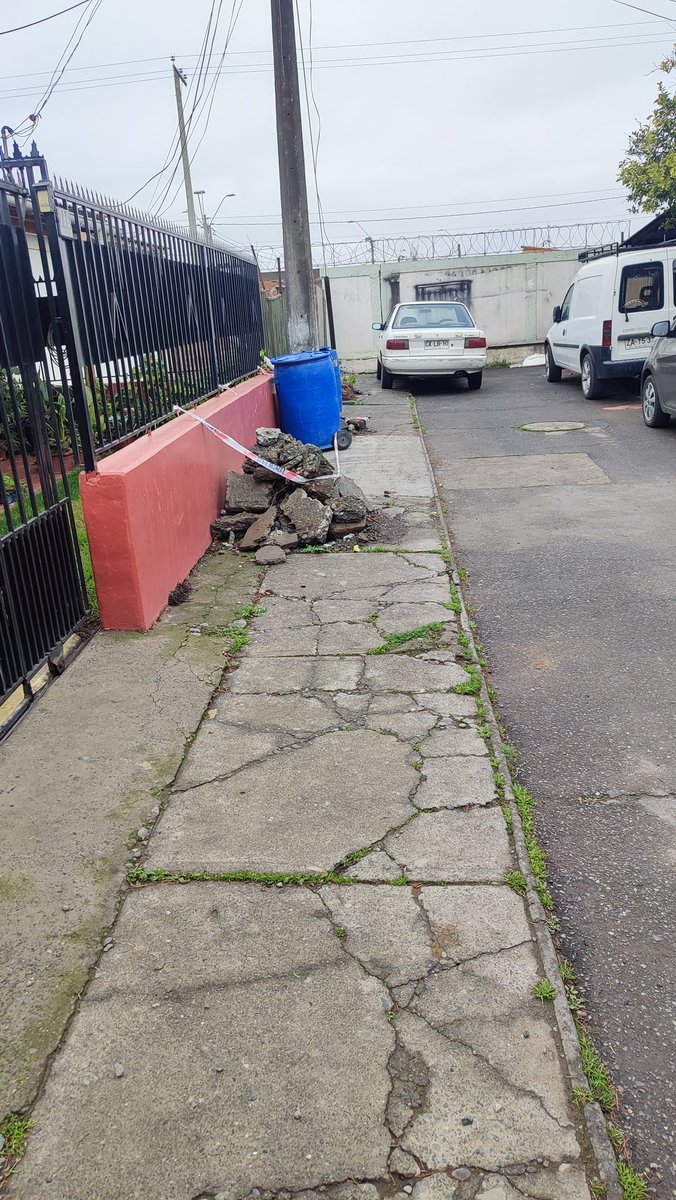 Camil0Soto's tweet photo. @essbio Estimados @essbio fueron esa semana a pavimentar y llevamos llamando como vecinos varios días para que vayan a retirar los escombros, no hemos tenido aún una respuesta concreta. https://t.co/ItA0uNhc3T