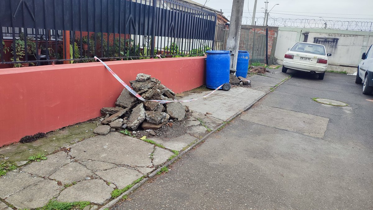 Camil0Soto's tweet photo. @essbio Estimados @essbio fueron esa semana a pavimentar y llevamos llamando como vecinos varios días para que vayan a retirar los escombros, no hemos tenido aún una respuesta concreta. https://t.co/ItA0uNhc3T