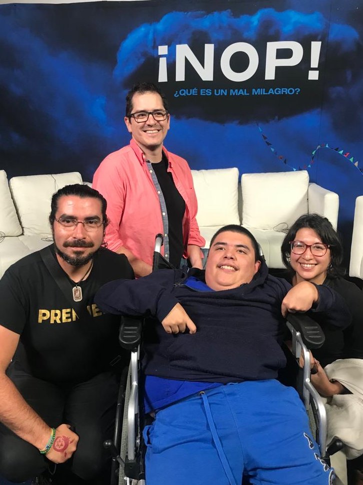 joussylan's tweet photo. ¡Qué gusto no sólo haber visto una excelente película sino encontrarme con grandes amigxs! 😱😱 .@ivanmorales, @Pennyoliva, @el_collecto, @salcisneros , ¡les mando un abrazo grandeee con todo mi cariño! https://t.co/Wx2cUNDEiY