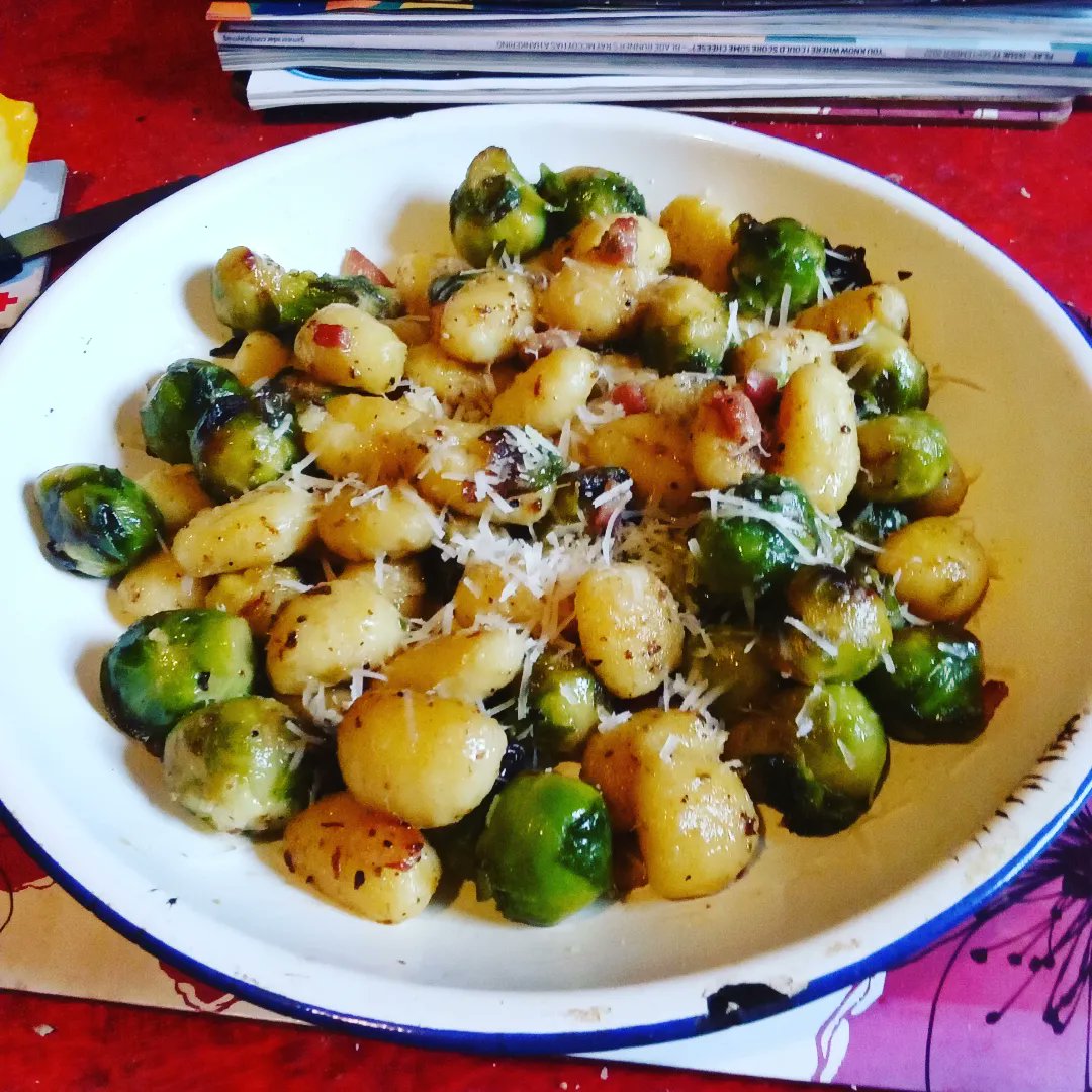DannyBenny85's tweet photo. @ratemyplatenow Gnocchi with Charred Brussel Sprouts. Finished with a squeeze of lemon juice to add acidity. https://t.co/esVo467977