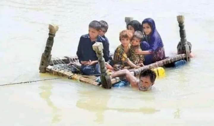 WaqasHa37282706's tweet photo. فاضل پور ضلع راجن پور سے یہ سیلاب زدہ اٹھے ہاتھ پتہ نہیں کتنی دیر مدد کو پکارتے رہے ہوں گے۔ 💔😢

#SaraikilivesMatter https://t.co/8HUH3K4Bh9