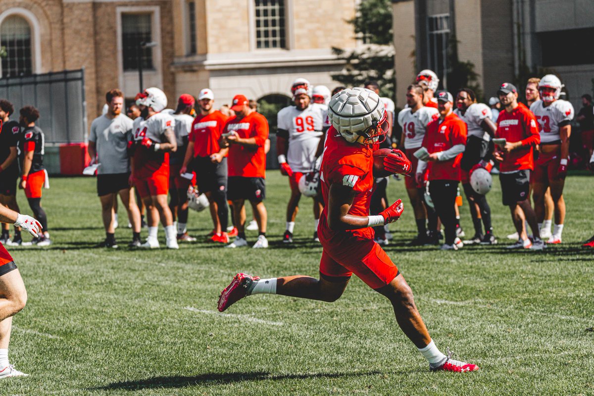 BadgerFootball's tweet photo. TIGHT 📢 END 📢 TUESDAY BABY 📢 https://t.co/98v84c7EYf