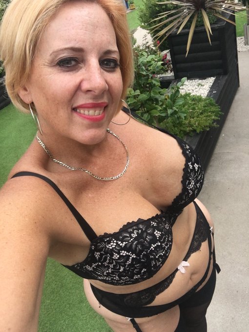 Stockings & Black Lingerie out in the garden https://t.co/TvYWdQ7e0u