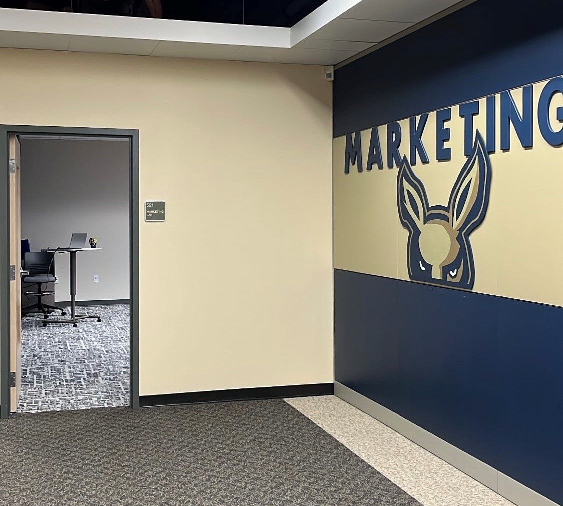 AlexaKaye3's tweet photo. First official #socialmediamarketing class in the new digital #UAkronMarketing lab classroom and as an Associate Professor. Proud to be a @uakronbusiness @uakron Zip!🦘 https://t.co/Sgz3Z0nHnn