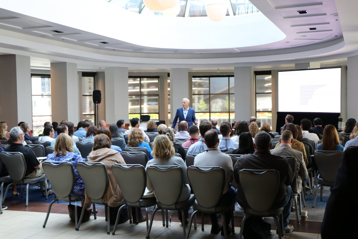 WorldatWork's tweet photo. Standing room only for David Cichelli's session at #SalesComp22! Great discussion on how global #salescompensation managers are addressing program governance, administration, design practices, plan assessment, and design worldwide. https://t.co/fEm1dtA9zN