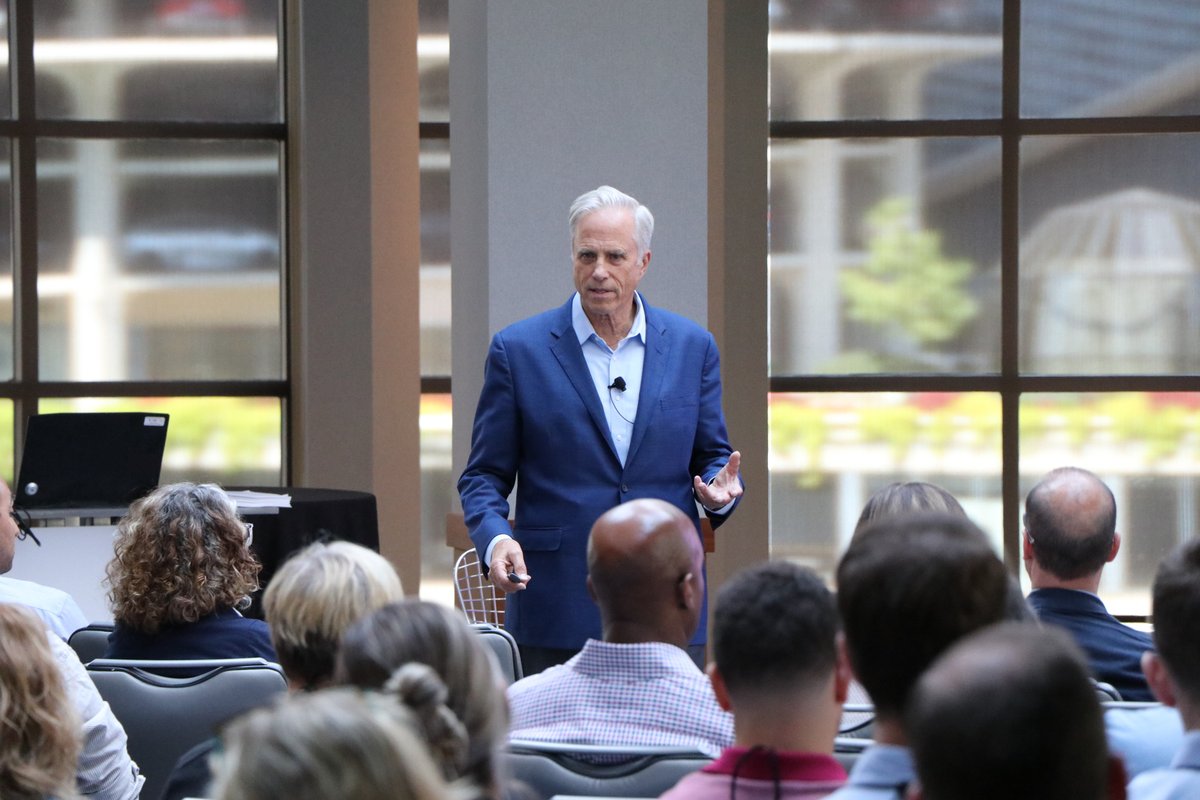 WorldatWork's tweet photo. Standing room only for David Cichelli's session at #SalesComp22! Great discussion on how global #salescompensation managers are addressing program governance, administration, design practices, plan assessment, and design worldwide. https://t.co/fEm1dtA9zN
