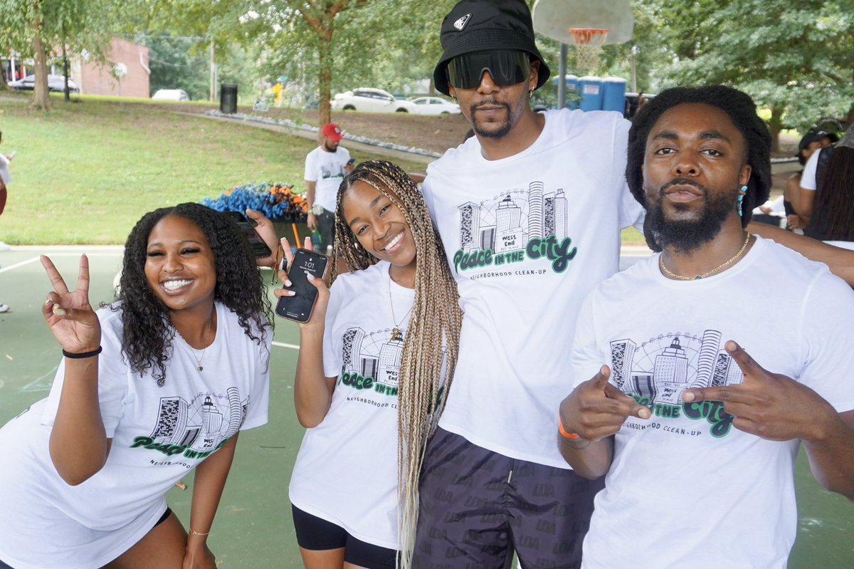 KEYTHEQUE's tweet photo. Peace in the City Neighborhood Clean up was a success. S/O to everyone who helped make this event happen. S/O the gang @EarthGang @SinceThe80s @THEABIEAGENCY #PeaceInTheWild
📸: @JayTheeeKid https://t.co/XUeRudxrye