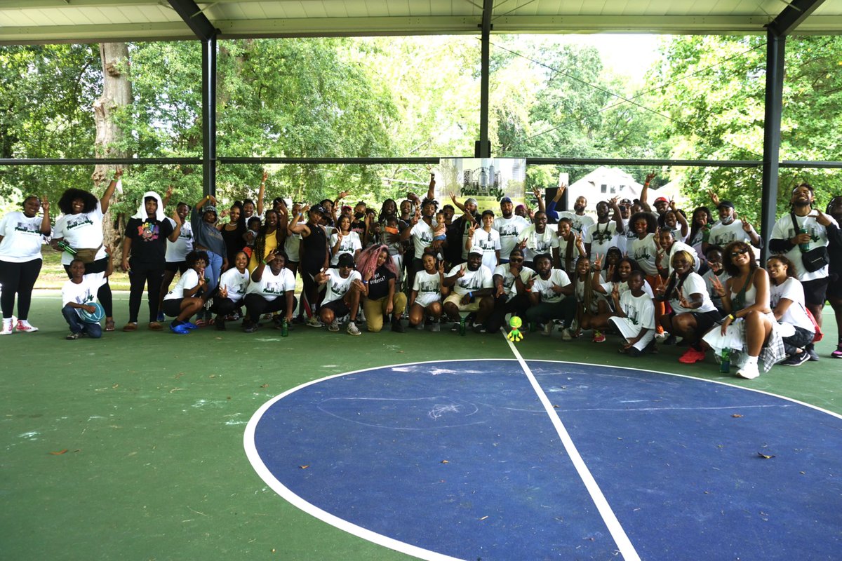 KEYTHEQUE's tweet photo. Peace in the City Neighborhood Clean up was a success. S/O to everyone who helped make this event happen. S/O the gang @EarthGang @SinceThe80s @THEABIEAGENCY #PeaceInTheWild
📸: @JayTheeeKid https://t.co/XUeRudxrye