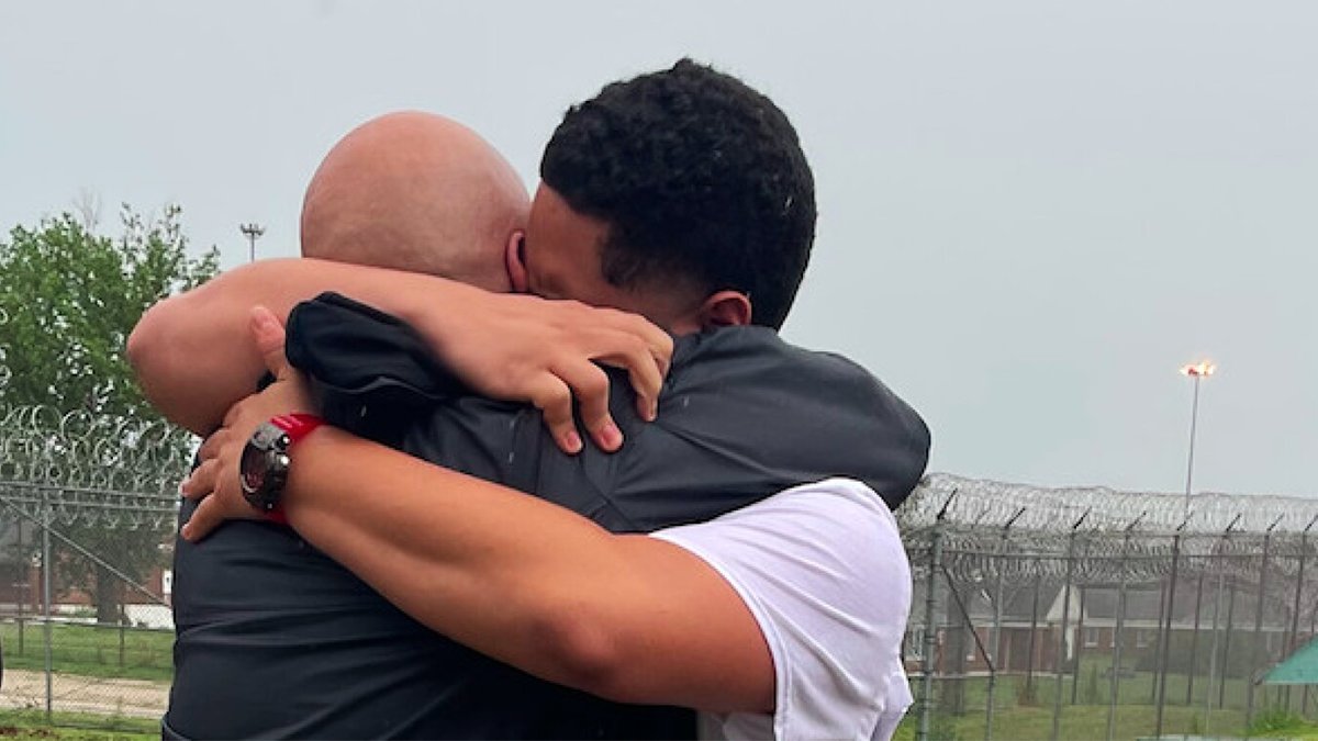 exonerationlist's tweet photo. Brothers Rosendo and Juan Hernandez were convicted in separate trials of a 1997 gang-related shooting in Chicago. Although circumstances made identification nearly impossible, multiple witnesses identified the brothers as the shooters. Decades later, both were exonerated... (1/2) https://t.co/lQR0ZVOIUq