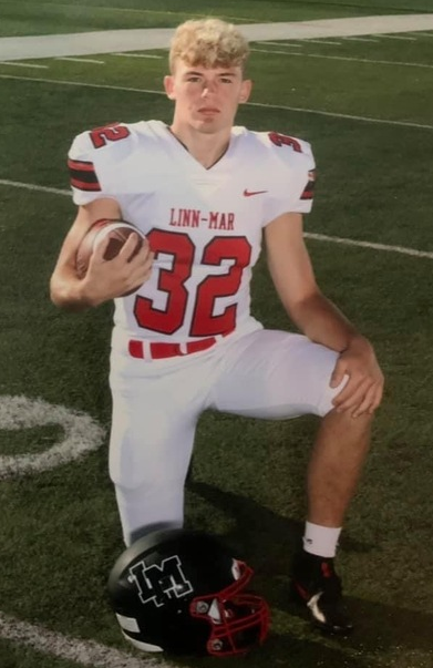 NCSA_Football's tweet photo. 🚨Jackson Severson @JacksonSeverso1 
🎓2023
🏈OLB/RB
🚹5'11" 185lbs
💪225lbs bench ▪️ 375lbs squat
📍Linn-Mar High School, IA
📚3.2 GPA
📋NCSA Coach: @CoachJBritton 
🎦Film &amp; Transcript: https://t.co/fXXPcip08Z https://t.co/hBALxcn5KS