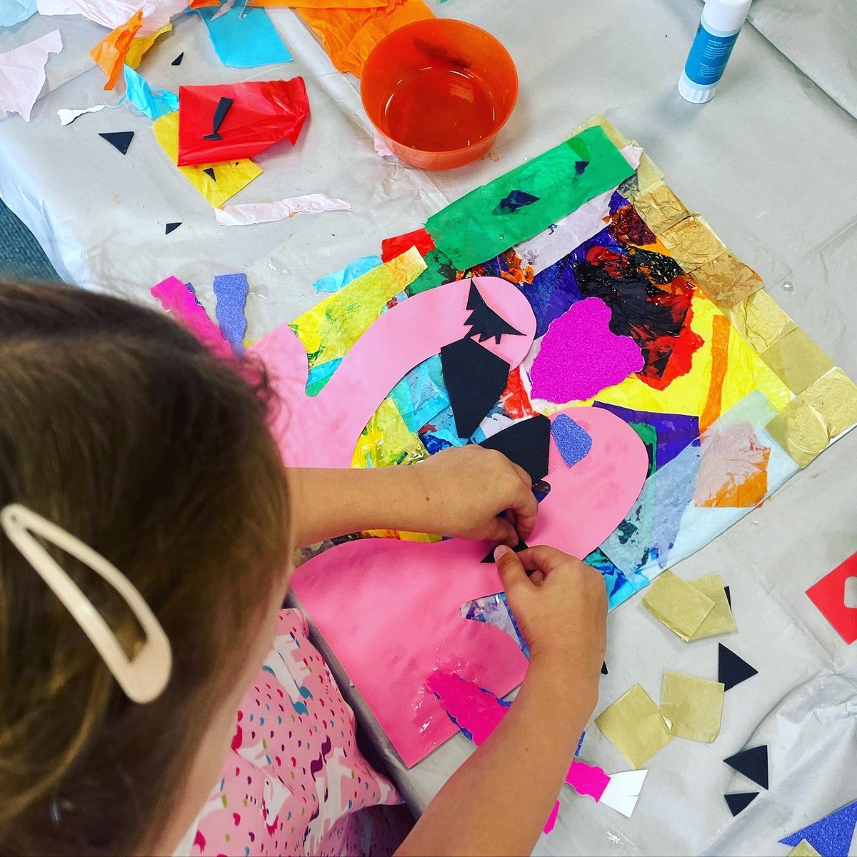 DIBDABARTCLUB's tweet photo. Such fun at our Summer Workshop in Dulwich. Lots of colourful collaging and great imaginations at work. We are back tomorrow for another creative session. #summerworkshops #dulwich #southlondon #creativitymatters @FamiliesSELon @SEMags_ADulwich https://t.co/3ra5bQRTy7