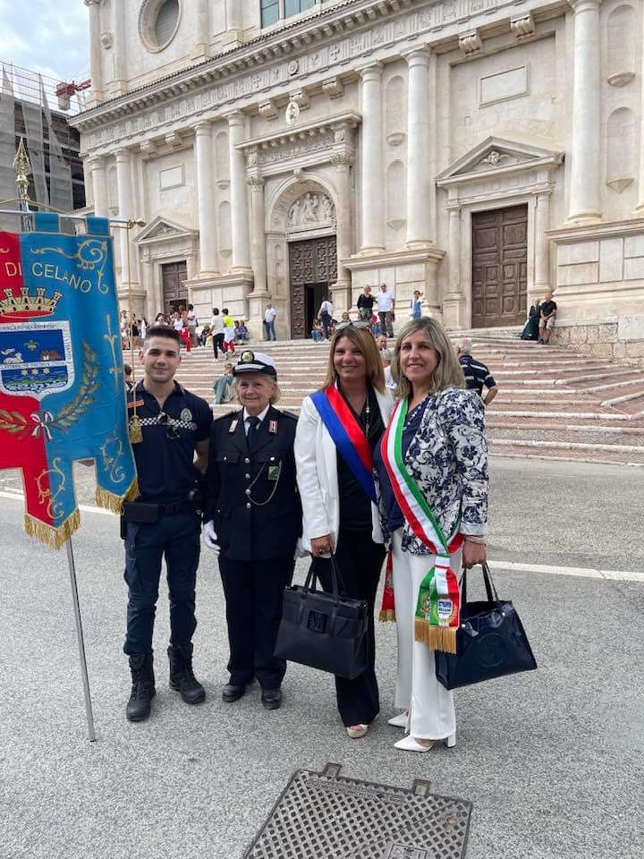 CelanoDi's tweet photo. 🇮🇹 Il Presidente del Consiglio Silvia Morelli e il Consigliere Divina Cavasinni, con Gonfalone e Polizia Locale, prendono parte all'inizio delle celebrazioni della 728a Perdonanza Celestiniana.
#comunedicelano 
#LAquila #perdonanzacelestinian #perdonanz #abruzzo https://t.co/TXAqa70qYk