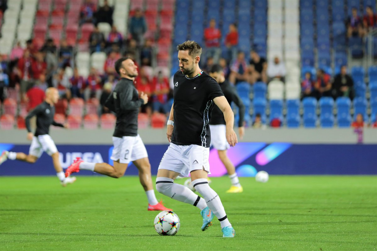 FKQarabagh's tweet photo. Komandamız isinir 📸
#QarabağFK #UCL #PLZQFK https://t.co/ox1AgjB0qP