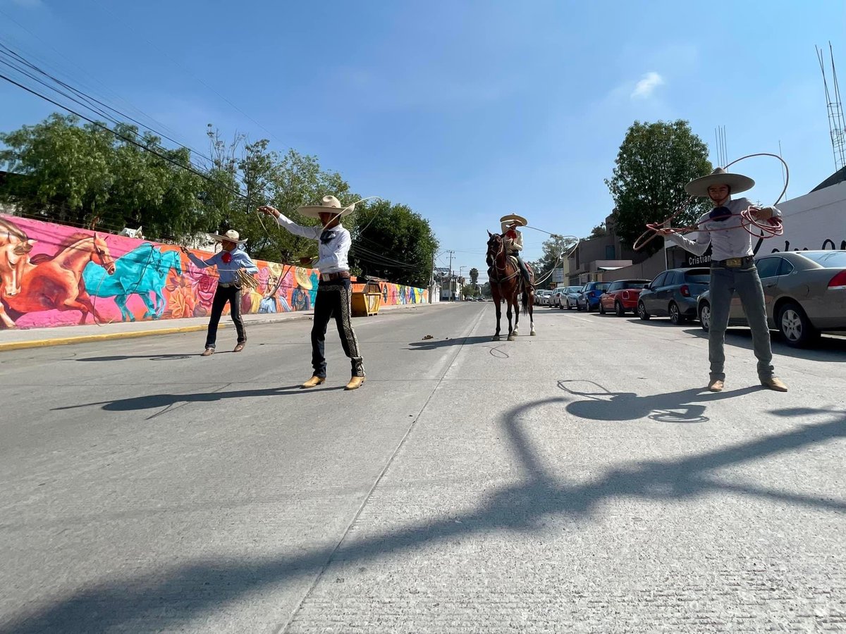 Murales vivientes 🤩 fue el recorrido que hicimos este domingo durante #VíaAgs con la Coordinación General de Movilidad de Aguascalientes

Conocimos la historia de 48 murales de Distrito Artístico 3C, además de tener elementos representativos de cada obra 😎.
#cumplidoal100