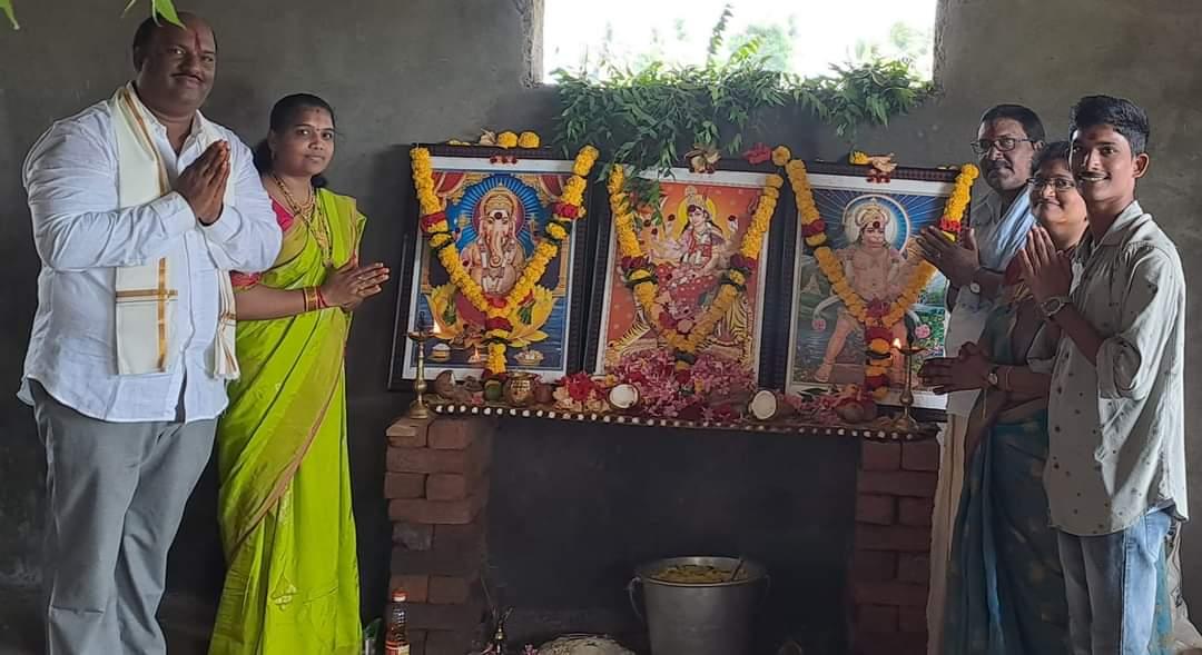 apeddababu's tweet photo. పూసర్లపాడు  గ్రామంలో  శ్రీ  దుర్గా భవాని  సన్నిధానం కోసం 3 సెంట్లు  భూమిని  వితరణగా ఇచ్చిన శ్రీ అరవల  మోహనరావు  గారు రాష్ట్ర వేర్ హౌసింగ్ కార్పొరేషన్  మాజీ చైర్మెన్ శ్రీ దుర్గాభవాని పట ప్రతిష్టా పూజ కార్యక్రమం లోపాల్గున్న పూసర్లపాడు వైస్ సర్పంచ్  అరవల  పెద్దబాబు ,సాగరిక  దంపతులు. https://t.co/Vog2cJcgSY