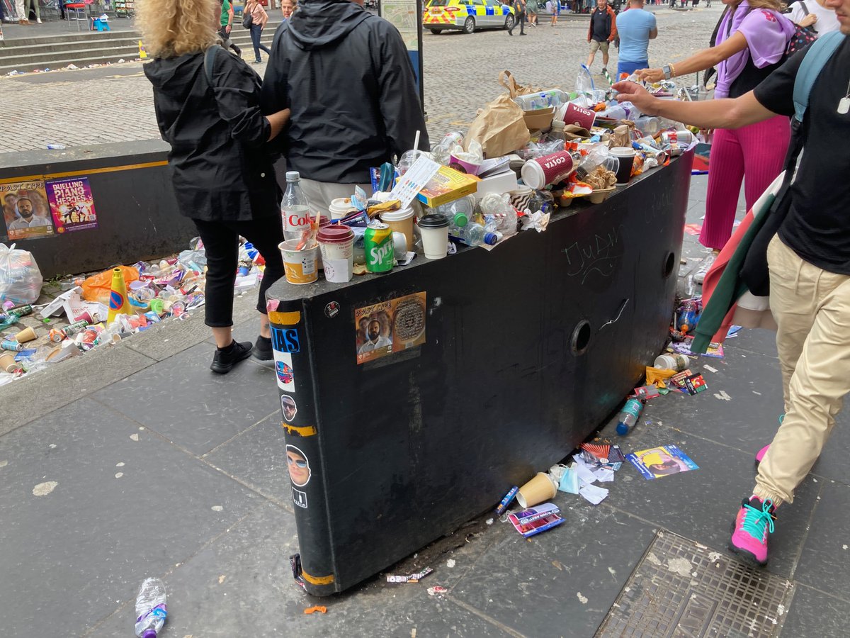 PLEASE don't add your litter to these piles/overflowing bins like these two people are. Take it home with you. Don't make things worse than they already are.#litter #binstrike #edinburghbinstrike #Edinburgh #dontbeatosser #plastic #depositreturnscheme #royalmile #oldtownedinburgh