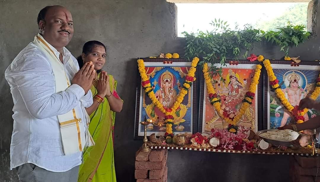 apeddababu's tweet photo. పూసర్లపాడు  గ్రామంలో  శ్రీ   దుర్గా భవాని  సన్నిధానం  లో శ్రీ  దుర్గా భవాని  పట ప్రతిష్టా  పూజ   కార్యక్రమం లో పాల్గున్న   పూసర్లపాడు  పంచాయతీ   సర్పంచ్  అరవల  ��ామకృష్ణ , కల్పనా దంపతులు ,  వైస్ సర్పంచ్  అరవల  పెద్దబాబు ,సాగరిక  దంపతులు, మరియు  దుర్గాభవాని  భక్తులు. https://t.co/UpGxAKnN7P