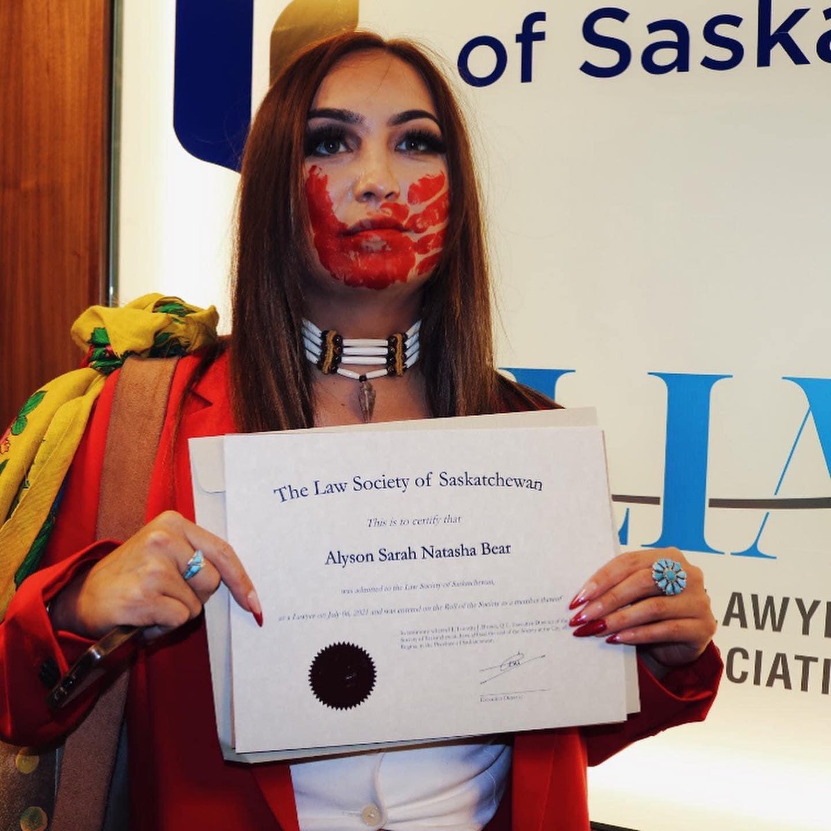 Wow- Chief Aly Bear signed the roll to join the Law Society of Saskatchewan today. Saskatchewan is one of the most racist towards Indigenous in Canada. She’s the 1st lawyer from Whitecap Dakota First Nation. A fierce mother, leader &amp; advocate. These pics are so powerful. RISE 🔥