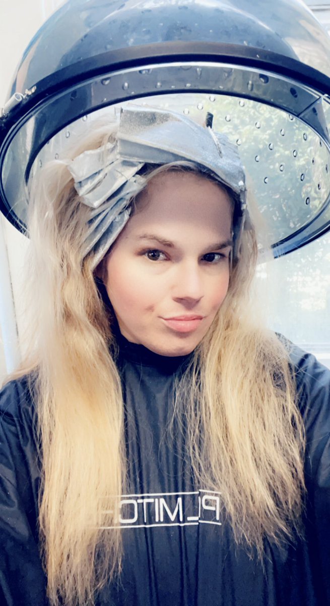 Kendall59010405's tweet photo. Some new hair today! I like to cook pretty. #new #hair #August #Fall #blondie #hairstyle #Blonde #haircare #hairstylist #fashion #hairstyles #long #haircut #haircolor #Trending #color #FreshWomen #fresher #Foodie #FoodieBeauty #prettylittlething #LADY #cuteface #Sweetpea #style https://t.co/1nXmREi9TH