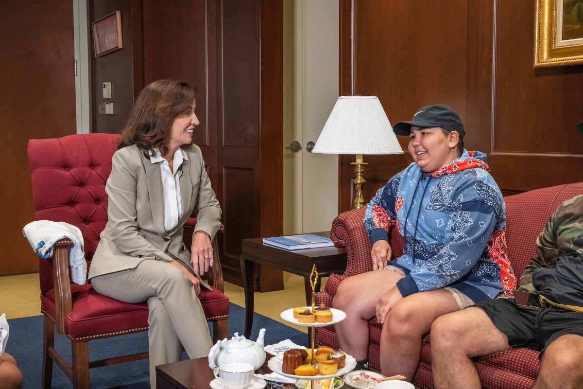 GovKathyHochul's tweet photo. I got to meet Jesselyn Silva, a courageous & inspiring 16-year-old athlete fighting brain cancer, to present her with a New York State boxing license.
Jesselyn and I know one thing for sure: In boxing & in government, it's all about picking yourself up and fighting another day. https://t.co/kyDDwDlg3z