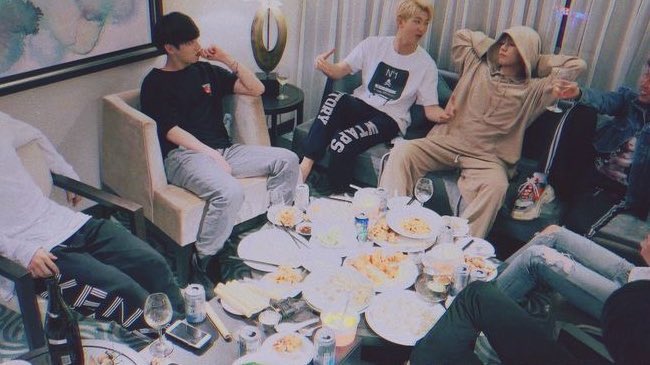 minniegukie's tweet photo. different || #jikookau

özel güçlere sahip olan iki grup birbirleriyle iyi anlaşamıyordu. iki tarafında abisi olarak gördüğü bay kim kaçırılınca onu bulmak için bir araya gelen iki grup birbirlerine katlanamazken jungkook'un jimine aşık olması onları daha da zor duruma sokacaktı. https://t.co/XB19N9Hh5c