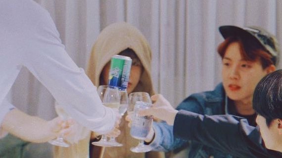 minniegukie's tweet photo. different || #jikookau

özel güçlere sahip olan iki grup birbirleriyle iyi anlaşamıyordu. iki tarafında abisi olarak gördüğü bay kim kaçırılınca onu bulmak için bir araya gelen iki grup birbirlerine katlanamazken jungkook'un jimine aşık olması onları daha da zor duruma sokacaktı. https://t.co/XB19N9Hh5c