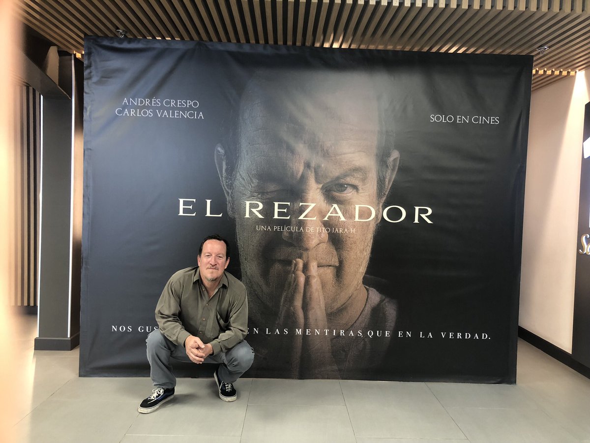 En apoyo al cine nacional, todo el correísmo indignado debe ir  a ver “El Rezador”, de nuestro gran cineasta Tito Jara, una película que trata sobre aquellos que se aprovechan de quienes se han vuelto incapaces de pensar por sí mismos. Les  haría mucho bien. Nos vemos en el cine!