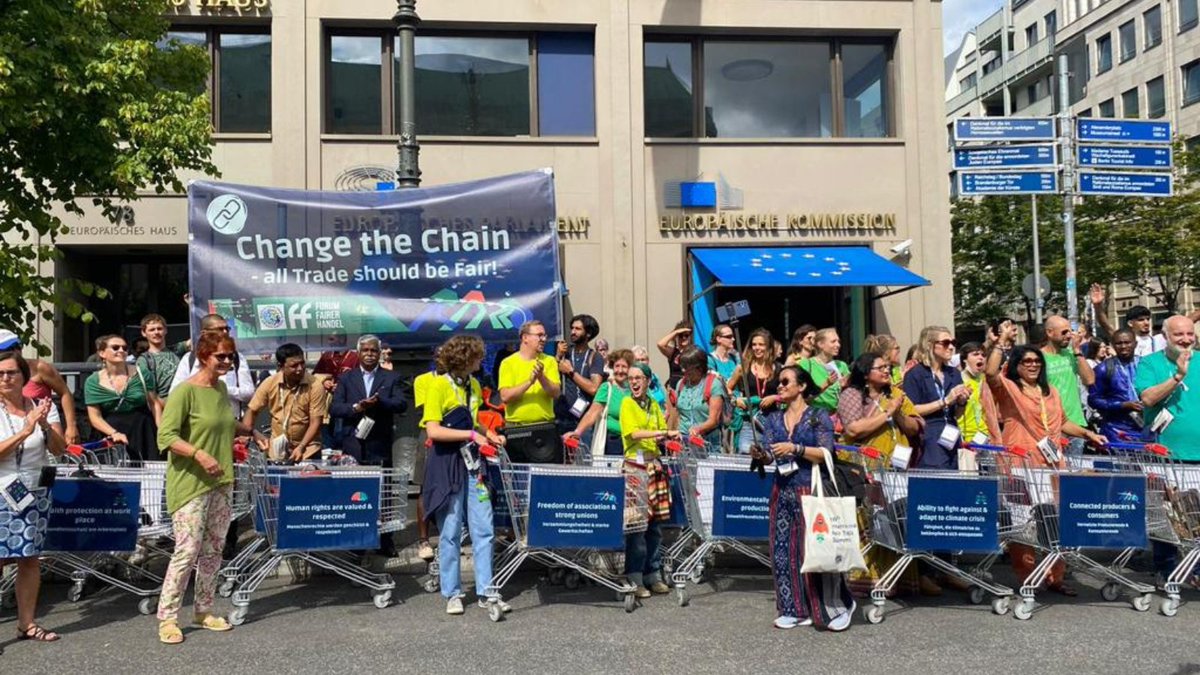 Change the chain! Because yes, EU can. ✊

Today, Berlin activists joined by international guests from the #FairTradeSummit demanded a genuine EU directive on #DueDiligence for companies to protect people &amp; planet across supply chains.

#ChangeTheChain #CorporateAccountability