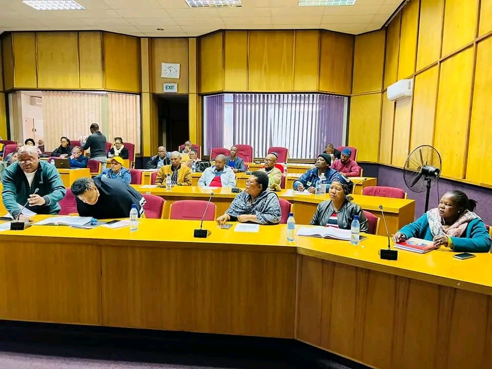 NC_drpw's tweet photo. MEC Fufe Makatong, together with the JTG District leaders joined by the Tribal Authority
Had an engagement to find an amicable solution to the ongoing road protests in the district
#TrendsettersInInfrastructureDevelopment
#ModernGrowingSuccessfulProvince https://t.co/oE9K3wEqhY